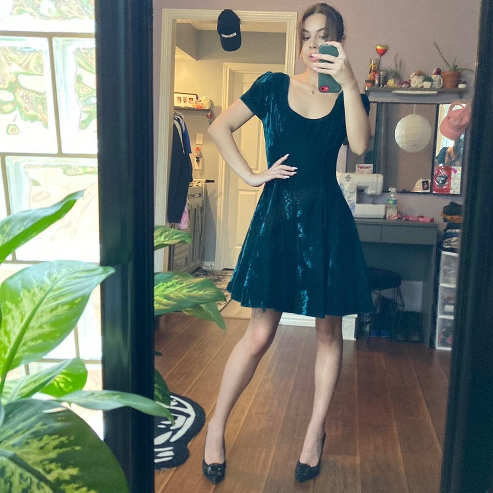 THE MOST STUNNING HOLIDAY READY MINI DRESS YOUVE EVER SEEN😭
From ZUM ZUM